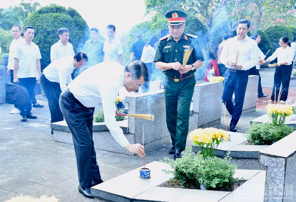 Thủ tướng Chính phủ Lê Minh Hưng dâng hương tại phần mộ các Anh hùng liệt sĩ tại Nghĩa trang Liệt sĩ Trung tâm tỉnh Lào Cai. (Ảnh: Thanh Giang)