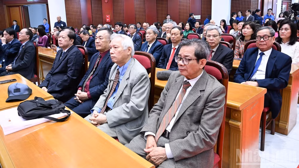 Các đại biểu tham dự cuộc làm việc. (Ảnh: TRẦN HẢI)