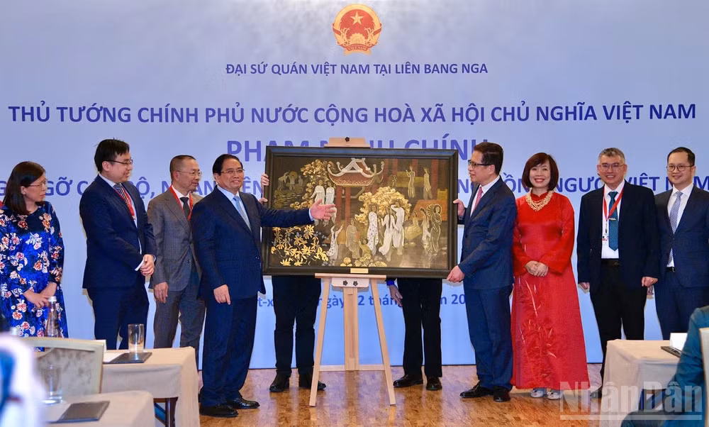 Thủ tướng Chính phủ Phạm Minh Chính tặng quà lưu niệm cho Đại sứ quán Việt Nam tại Liên bang Nga. (Ảnh: Thanh Giang)