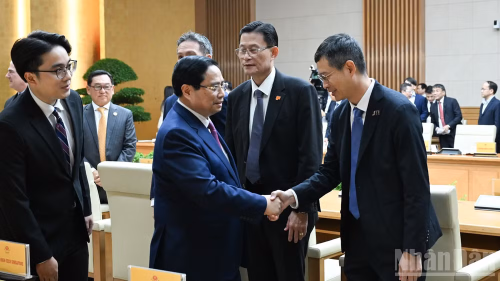 Thủ tướng Phạm Minh Chính bắt tay chào mừng lãnh đạo các doanh nghiệp bán dẫn thuộc Hiệp hội Bán dẫn toàn cầu (SEMI). (Ảnh: TRẦN HẢI)