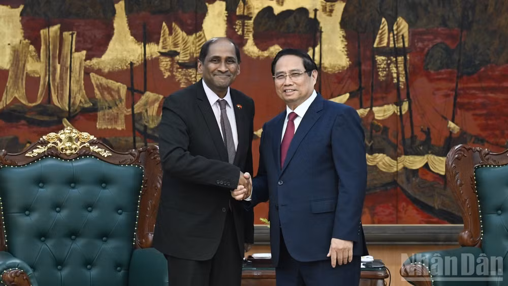 Thủ tướng Chính phủ Phạm Minh Chính và Đại sứ Singapore tại Việt Nam Jaya Ratnam. (Ảnh: TRẦN HẢI)