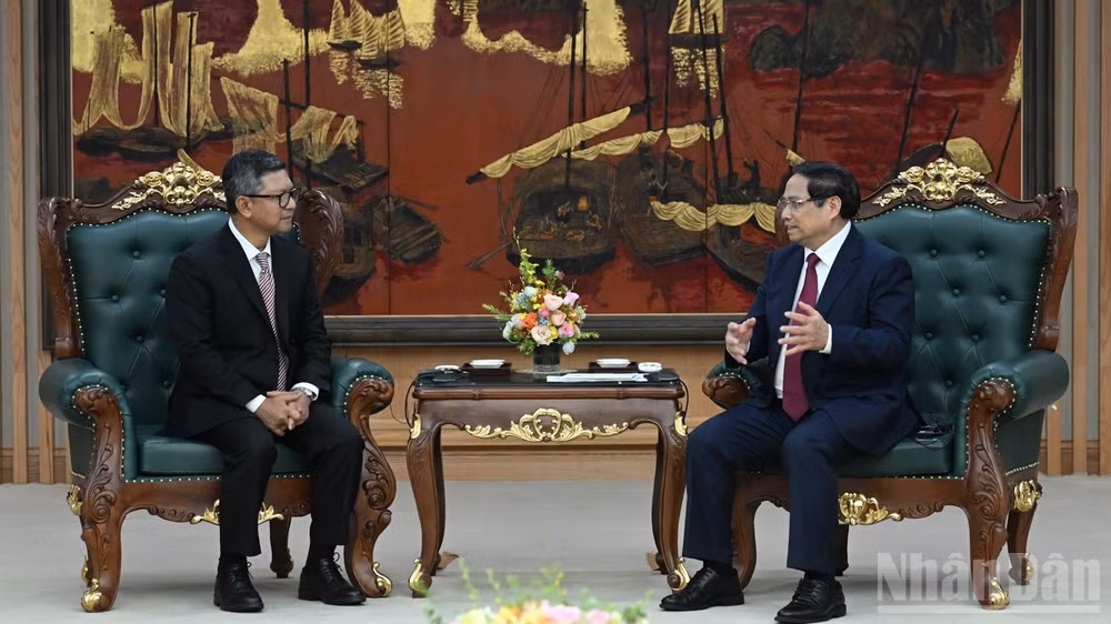 Thủ tướng Chính phủ Phạm Minh Chính tiếp Đại sứ Indonesia tại Việt Nam Denny Abdi. (Ảnh: TRẦN HẢI)