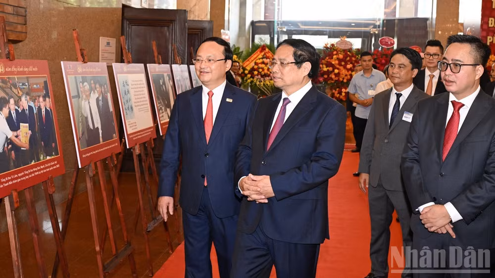 Thủ tướng Phạm Minh Chính xem triển lãm ảnh về quá trình xây dựng và trưởng thành của Đài Tiếng nói Việt Nam. (Ảnh: TRẦN HẢI)