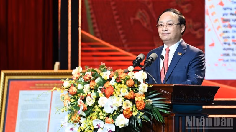 Đồng chí Đỗ Tiến Sỹ, Ủy viên Trung ương Đảng, Tổng Giám đốc Đài Tiếng nói Việt Nam đọc diễn văn tại lễ kỷ niệm. (Ảnh: TRẦN HẢI)