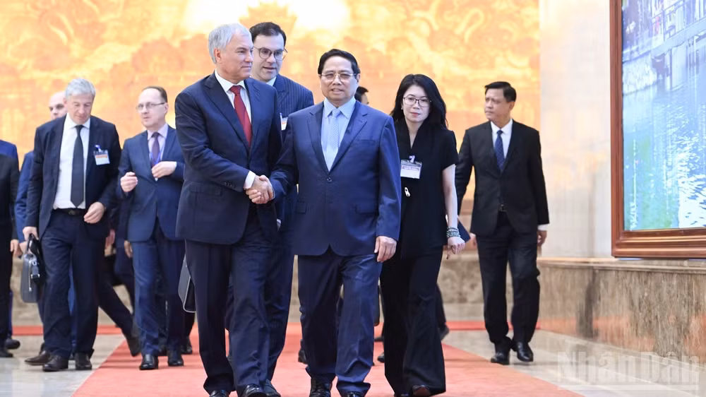 Thủ tướng Phạm Minh Chính và Chủ tịch Duma Quốc gia Quốc hội Liên bang Nga Vyacheslav Volodin sau khi kết thúc hội kiến. (Ảnh: Trần Hải)