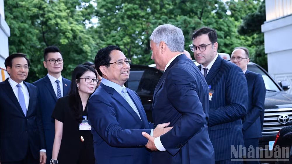 Thủ tướng Chính phủ Phạm Minh Chính đón Chủ tịch Duma Quốc gia Quốc hội Liên bang Nga Vyacheslav Volodin tại Trụ sở Chính phủ. (Ảnh: Trần Hải)