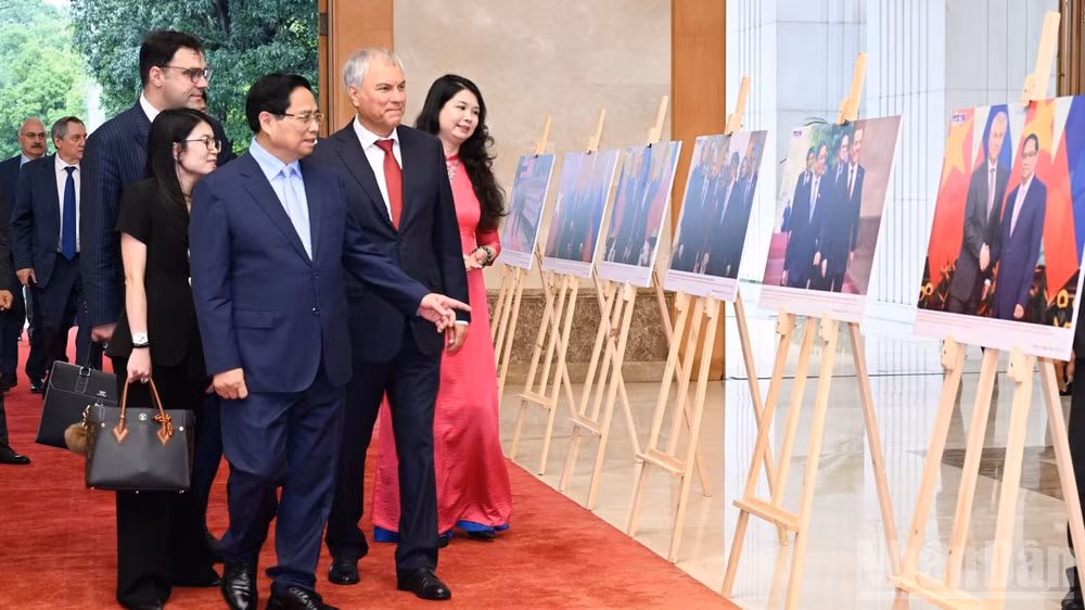 Thủ tướng Phạm Minh Chính giới thiệu với Chủ tịch Duma Quốc gia Quốc hội Liên bang Nga Vyacheslav Volodin Triển lãm ảnh về quan hệ hợp tác Việt Nam-Liên bang Nga. (Ảnh: Trần Hải)
