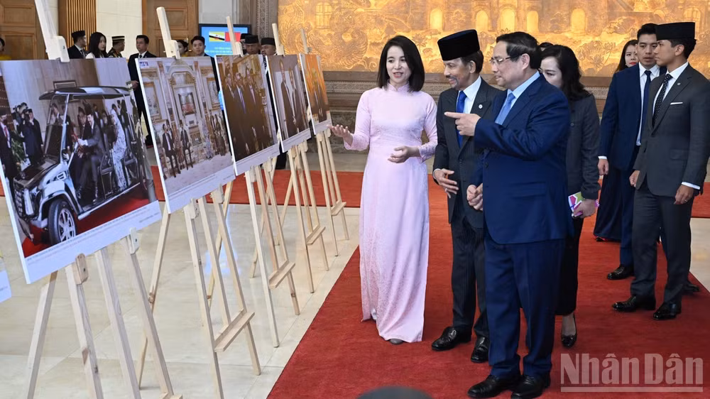Thủ tướng Chính phủ Phạm Minh Chính giới thiệu với Quốc vương Brunei Darussalam Haji Hassanal Bolkiah triển lãm ảnh về quan hệ hai nước. (Ảnh: Trần Hải)
