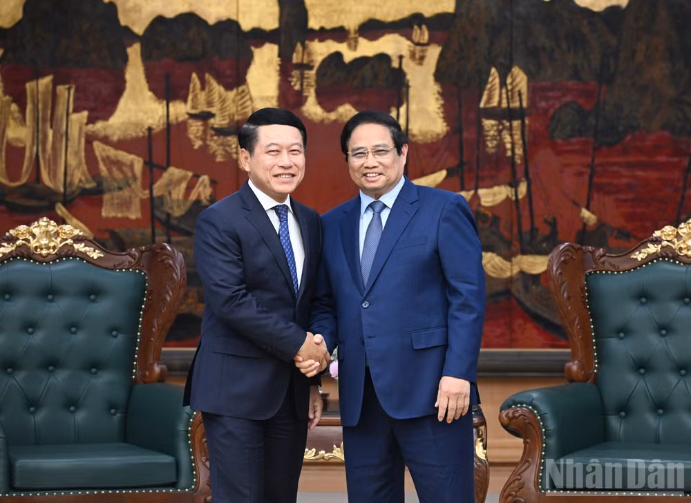 Thủ tướng Phạm Minh Chính và đồng chí Saleumxay Kommasith, Ủy viên Bộ Chính trị, Phó Thủ tướng Chính phủ, Trưởng Ban Cải cách doanh nghiệp Lào. (Ảnh: TrẦN HẢI)