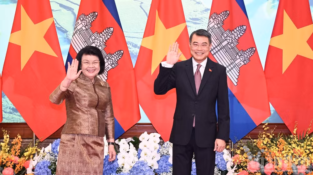 Thủ tướng Chính phủ Lê Minh Hưng và Chủ tịch Quốc hội Campuchia Samdech Khuon Sudary trao đổi các biện pháp cụ thể, thời hạn rõ ràng nhằm triển khai hiệu quả các cam kết, thỏa thuận cấp cao, góp phần đưa quan hệ Việt Nam-Campuchia phát triển ngày càng thực chất, hiệu quả và bền vững. (Ảnh: TRẦN HẢI)