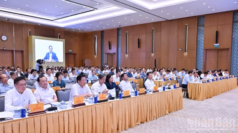 Các đồng chí lãnh đạo, đại biểu tham dự phiên họp. (Ảnh: Trần Hải)