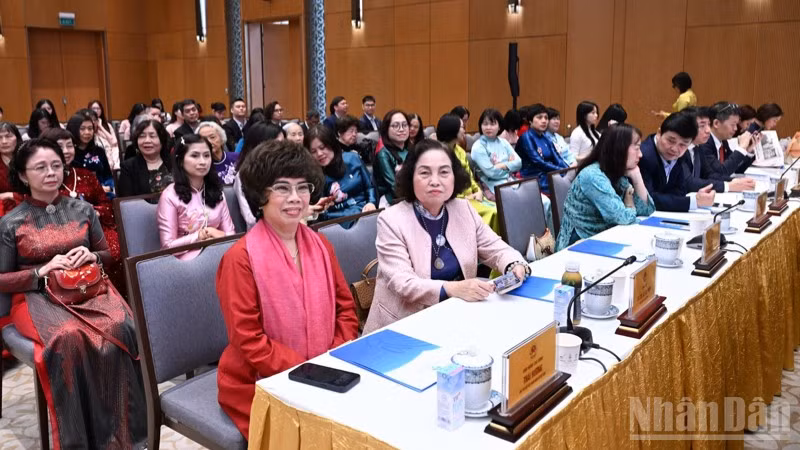 Các nữ đại biểu tham dự cuộc gặp mặt. (Ảnh: TRẦN HẢI)