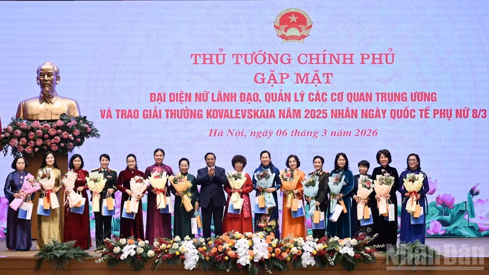 Thủ tướng Phạm Minh Chính tặng hoa chúc mừng các đại biểu nữ. (Ảnh: Trần Hải)