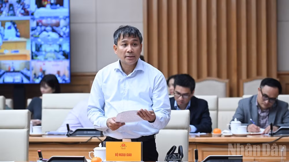 Lãnh đạo Bộ Ngoại giao báo cáo tại cuộc họp. (Ảnh: Trần Hải)