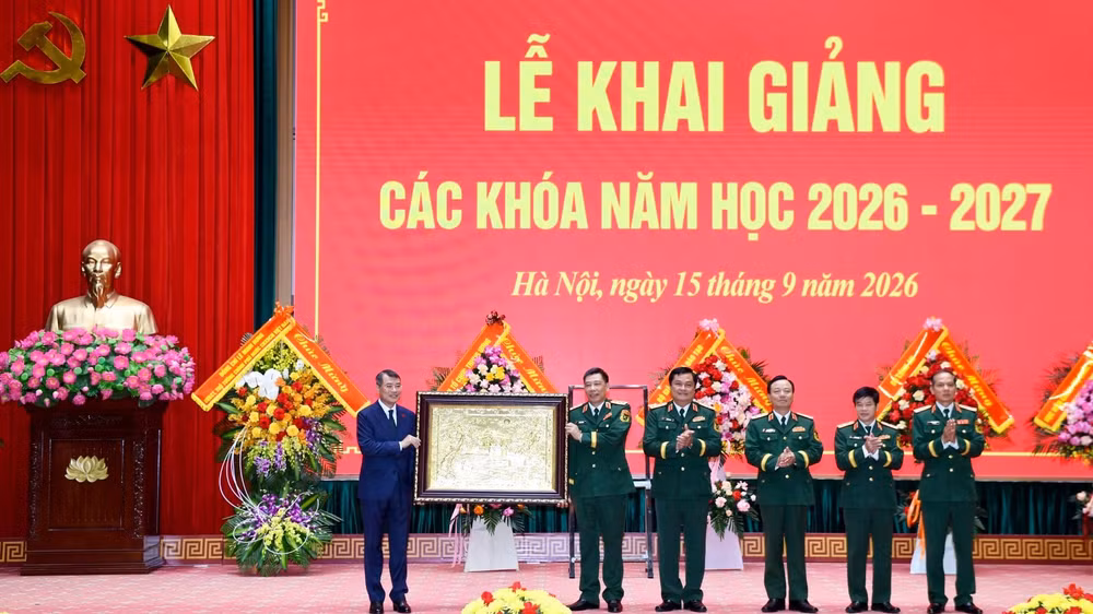 Thủ tướng Chính phủ Lê Minh Hưng tặng quà lưu niệm cho Học viện Quốc phòng. (Ảnh: Tuấn Huy/Báo Quân đội nhân dân)