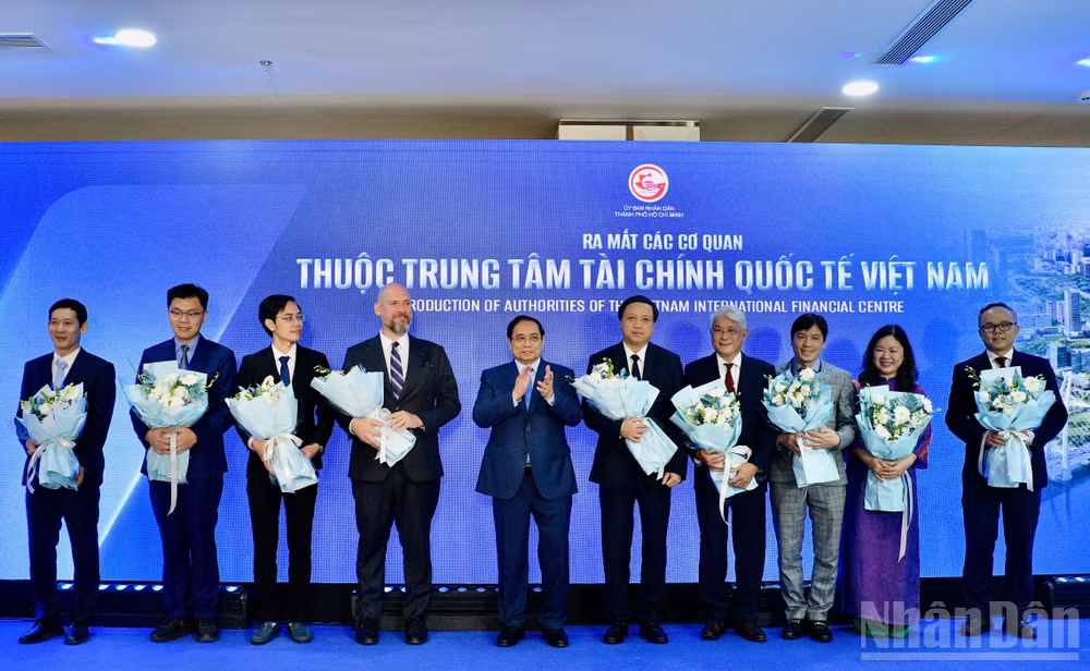 Thủ tướng Chính phủ Phạm Minh Chính chúc mừng sự ra mắt các cơ quan trực thuộc Trung tâm Tài chính quốc tế Việt Nam. (Ảnh: THANH GIANG)