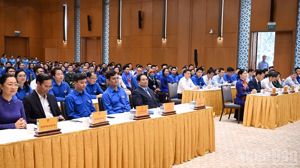 Thủ tướng Chính phủ Phạm Minh Chính và các đại biểu tham dự cuộc gặp mặt. (Ảnh: Trần Hải)
