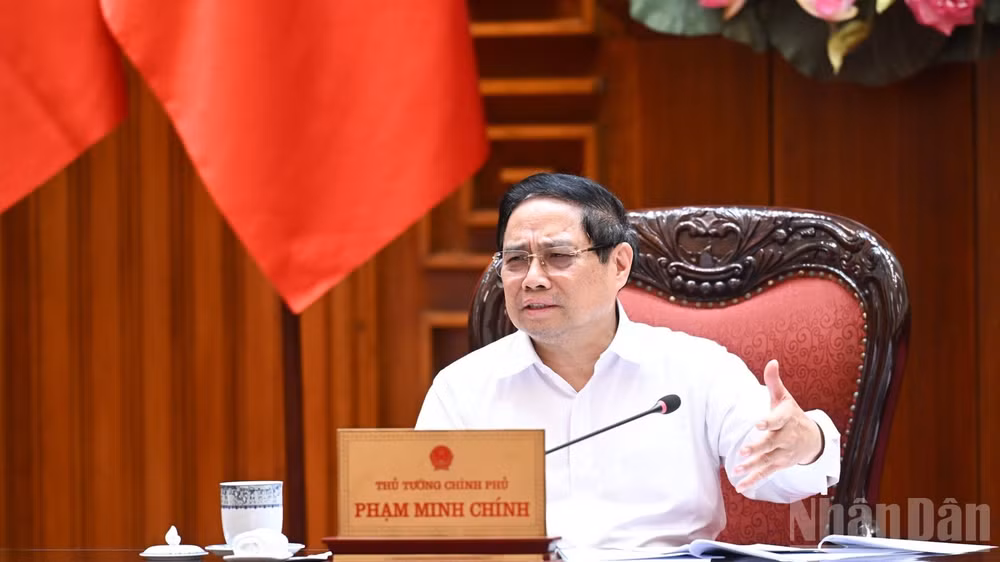 Thủ tướng Chính phủ Phạm Minh Chính chủ trì cuộc làm việc về các giải pháp ứng phó tác động từ diễn biến phức tạp của cuộc xung đột quân sự tại Trung Đông. (Ảnh: Trần Hải)