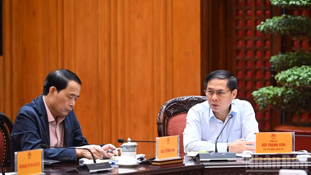 Phó Thủ tướng Bùi Thanh Sơn phát biểu ý kiến tại cuộc làm việc. (Ảnh: Trần Hải)