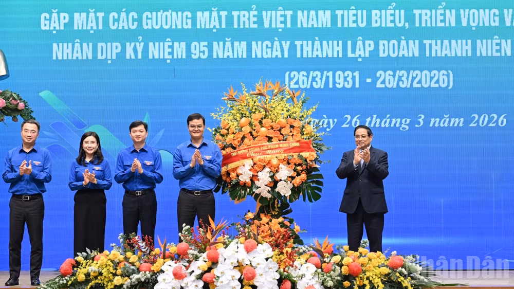 Thủ tướng Chính phủ Phạm Minh Chính tặng hoa chúc mừng Ban Bí thư Trung ương Đoàn Thanh niên Cộng sản Hồ Chí Minh. (Ảnh: Trần Hải)