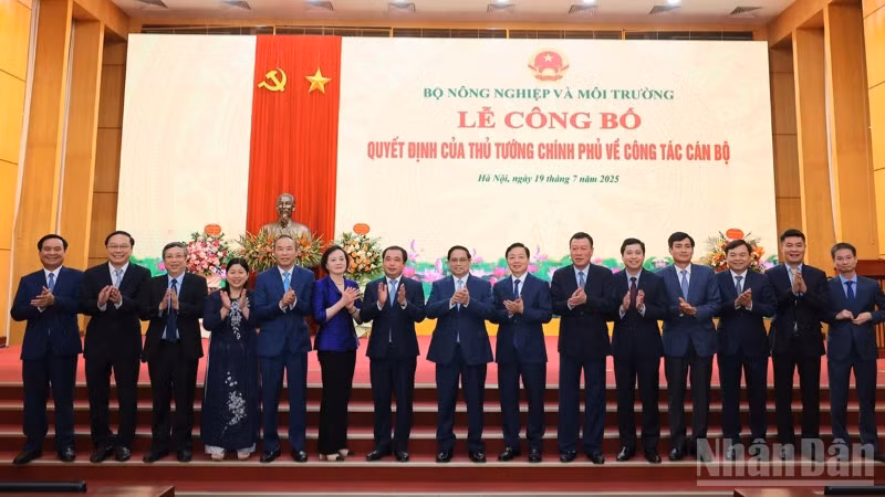 Thủ tướng Phạm Minh Chính, Phó Thủ tướng Trần Hồng Hà và lãnh đạo Bộ Nông nghiệp và Môi trường, một số bộ, ngành.