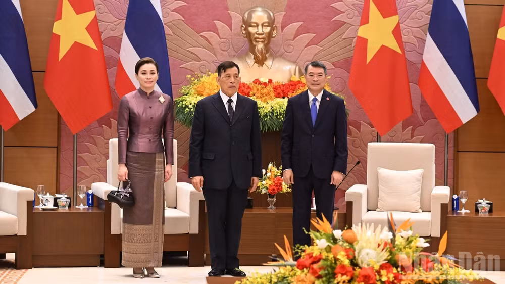 Thủ tướng Chính phủ Lê Minh Hưng với Nhà vua Vương quốc Thái Lan Maha Vajiralongkorn Phra Vajiraklaochaoyuhua và Hoàng hậu. (Ảnh: TRẦN HẢI)