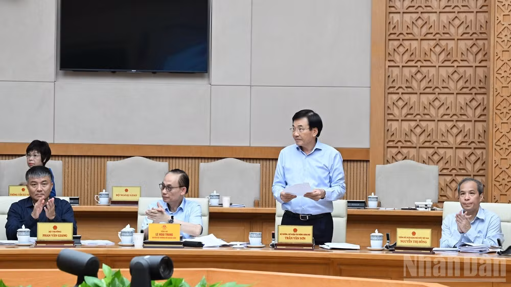 Bộ trưởng, Chủ nhiệm Văn phòng Chính phủ Trần Văn Sơn phát biểu ý kiến tại phiên họp. (Ảnh: TRẦN HẢI)