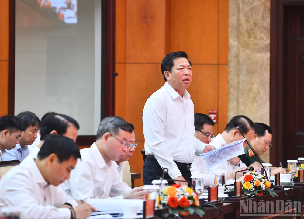 Bộ trưởng Xây dựng Trần Hồng Minh phát biểu ý kiến tại cuộc làm việc. (Ảnh: THANH GIANG)