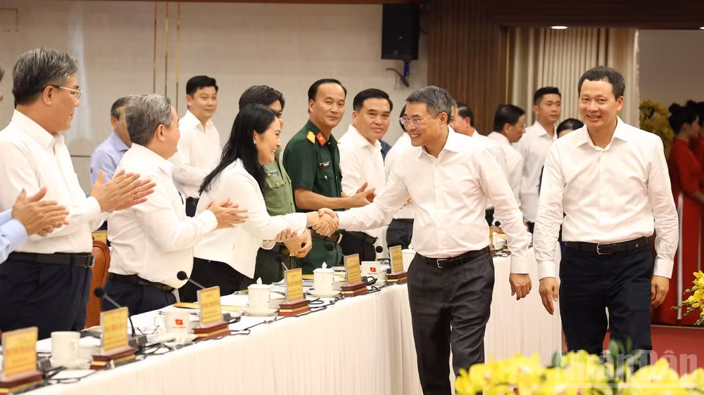 Thủ tướng Chính phủ Lê Minh Hưng với các đồng chí trong Ban Thường vụ Thành ủy Đồng Nai. (Ảnh: Thiên Vương)
