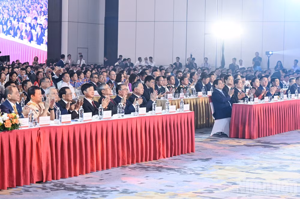 Tổng Bí thư Tô Lâm, Thủ tướng Phạm Minh Chính, Chủ tịch Quốc hội Trần Thanh Mẫn cùng các đồng chí Lãnh đạo, nguyên lãnh đạo Đảng, Nhà nước, lãnh đạo các ban, bộ, ngành, địa phương, các đại biểu tham dự Lễ khai mạc Triển lãm thành tựu đất nước. (Ảnh: Trần Hải)