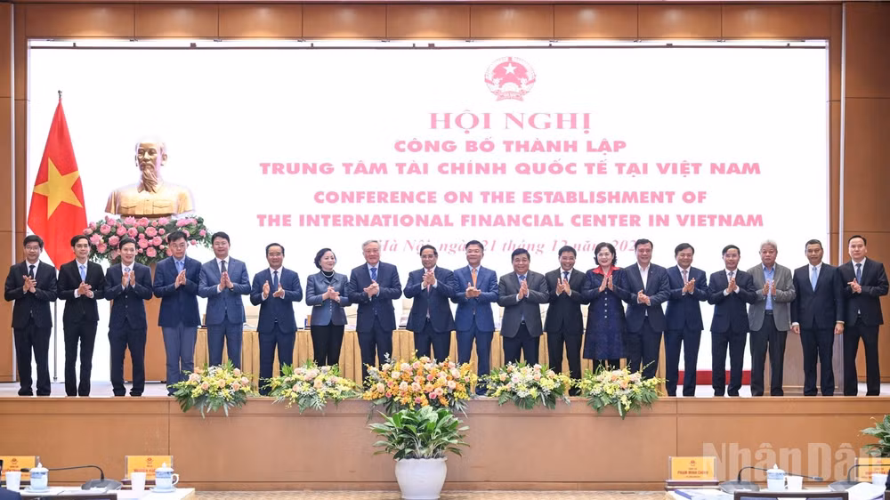 Thủ tướng Chính phủ Phạm Minh Chính chúc mừng sự kiện ra mắt Hội đồng điều hành Trung tâm tài chính quốc tế và Cơ quan điều hành Trung tâm tài chính quốc tế tại Thành phố Hồ Chí Minh và thành phố Đà Nẵng. (Ảnh: Trần Hải)
