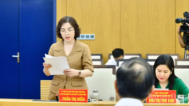 Đồng chí Trần Thị Hiền, Phó Chủ nhiệm Ủy ban Kiểm tra Trung ương báo cáo dự thảo kết quả kiểm tra đối với Ban Thường vụ Thành ủy Hải Phòng. (Ảnh: Thanh Giang)