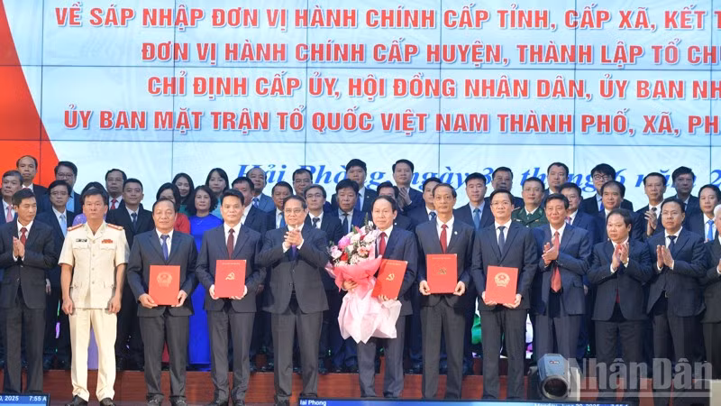 Thủ tướng Phạm Minh Chính chúc mừng lãnh đạo thành phố Hải Phòng (mới) nhận các Quyết định Trung ương. (Ảnh: THANH GIANG)