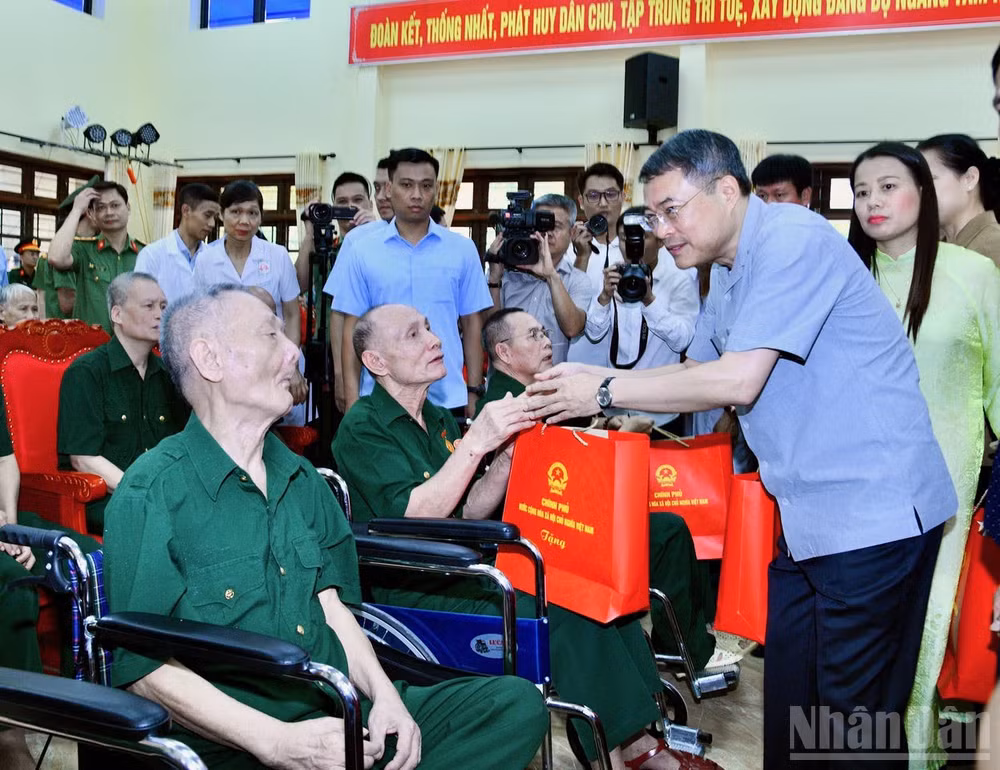 Thủ tướng Chính phủ Lê Minh Hưng ân cần thăm hỏi, tặng quà cho các bác thương binh đang điều trị tại Trung tâm Điều dưỡng thương binh Kim Bảng. (Ảnh: Thanh Giang)