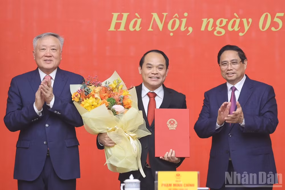 Thủ tướng Chính phủ Phạm Minh Chính trao quyết định và chúc mừng đồng chí Nguyễn Quốc Đoàn, Phó Tổng Thanh tra Thường trực Thanh tra Chính phủ. (Ảnh: TRẦN HẢI)