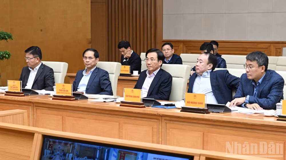Các Phó Thủ tướng Chính phủ, lãnh đạo các bộ, ngành Trung ương tham dự phiên họp. (Ảnh: Trần Hải)