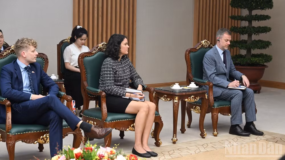 Đoàn đại biểu phía Đại sứ quán Vương quốc Anh và Bắc Ireland tham dự buổi tiếp. (Ảnh: TRẦN HẢI)
