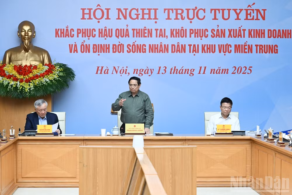 Thủ tướng Phạm Minh Chính chủ trì Hội nghị trực tuyến khắc phục hậu quả thiên tai, khôi phục sản xuất, kinh doanh, ổn định đời sống nhân dân tại miền trung. (Ảnh: Trần Hải)