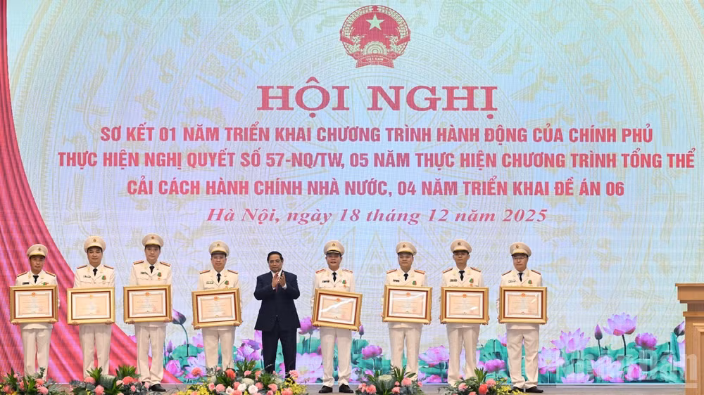 Thủ tướng Phạm Minh Chính trao Huân chương Bảo vệ Tổ quốc các hạng tặng các cá nhân có thành tích xuất sắc. (Ảnh: Trần Hải)