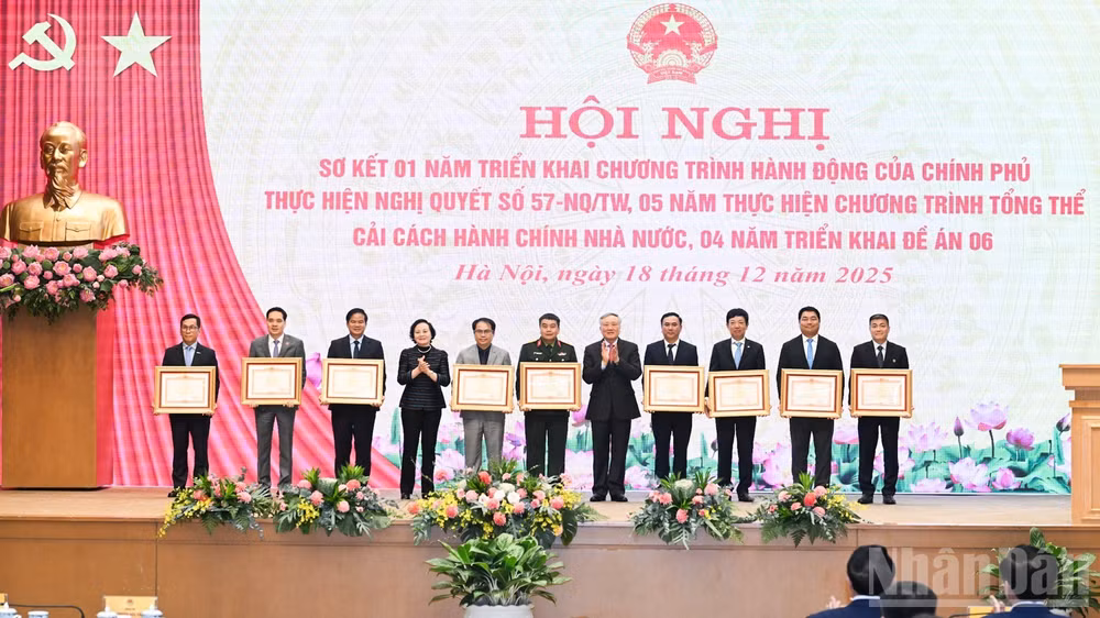 Các Phó Thủ tướng Chính phủ Nguyễn Hòa Bình và Phạm Thị Thanh Trà trao Bằng khen của Thủ tướng Chính phủ tặng các tập thể có thành tích xuất sắc. (Ảnh: Trần Hải)