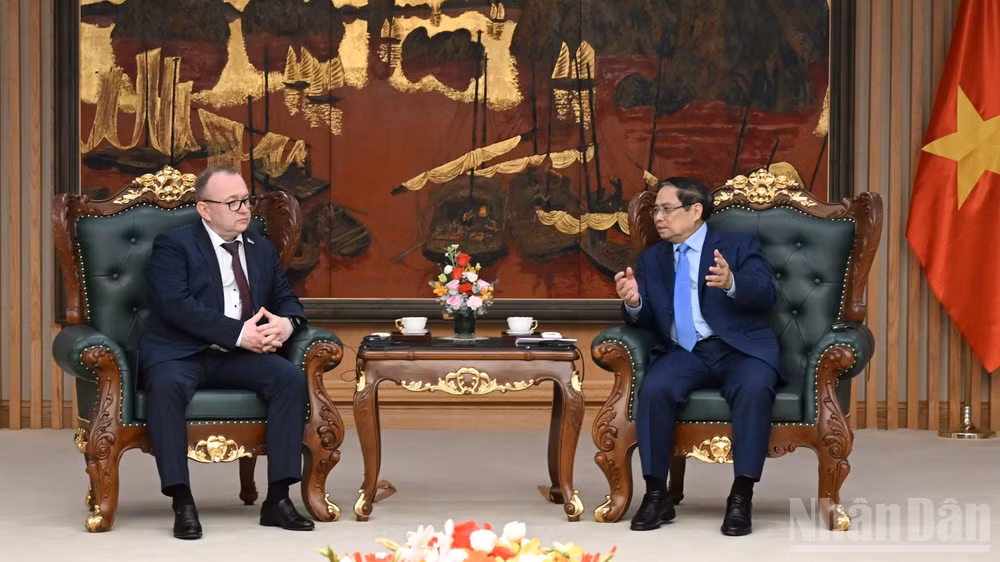 Thủ tướng Chính phủ Phạm Minh Chính tiếp Chủ tịch Ủy ban Giám định tư pháp Belarus Volkov Alexei Aleksandrovich. (Ảnh: TRẦN HẢI)