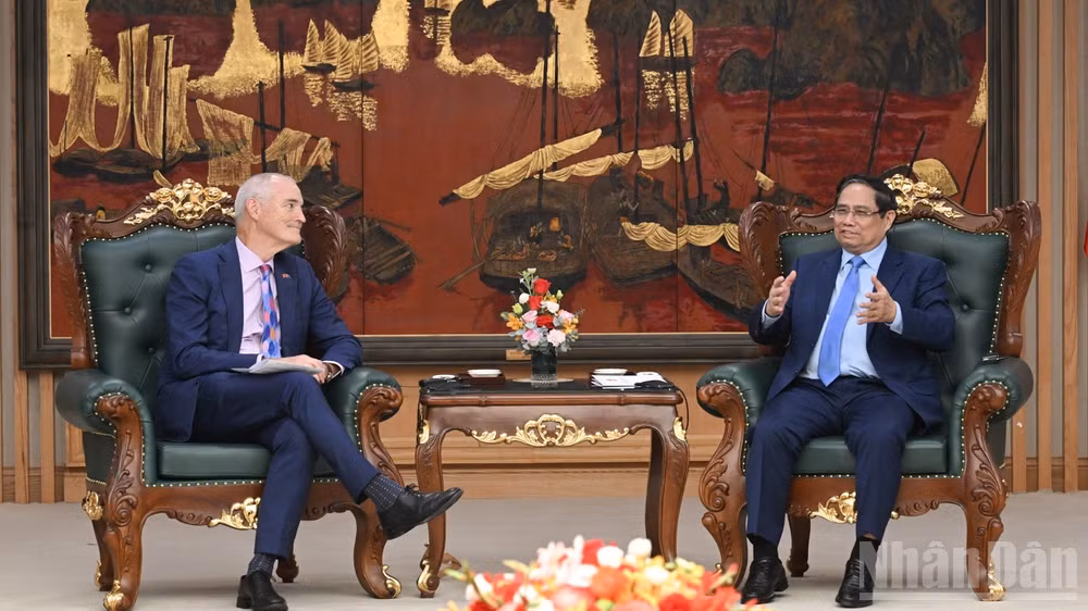Thủ tướng Chính phủ Phạm Minh Chính tiếp Giáo sư Alec Cameron, Giám đốc Đại học RMIT Melbourne, Phó Chủ tịch Hội đồng trường. (Ảnh: TRẨN HẢI)