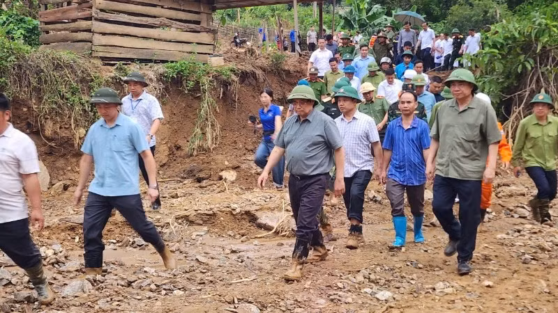 Thủ tướng Phạm Minh Chính tới kiểm tra công tác khắc phục hậu quả mưa lũ, động viên bà con nhân dân bản Háng Pù Xi vượt qua khó khăn, mất mát. (Ảnh: CTV)