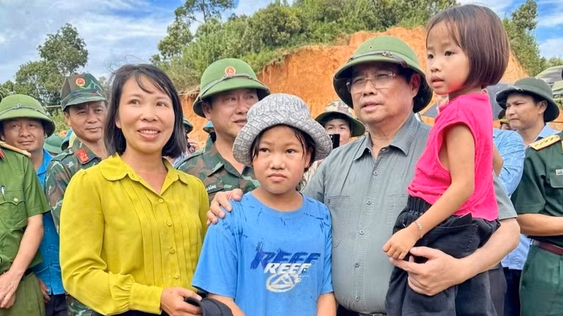 Thủ tướng Phạm Minh Chính động viên, thăm hỏi bà con nhân dân xã Tìa Dình, tỉnh Điện Biên bị thiệt hại nặng nề do thiên tai, lũ lụt. (Ảnh: CTV)