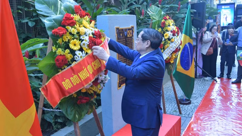 Thủ tướng Chính phủ Phạm Minh Chính chỉnh hoa chuẩn bị thực hiện nghi thức dâng hoa tưởng niệm Chủ tịch Hồ Chí Minh tại Rio de Janeiro (Ảnh: Thanh Giang).