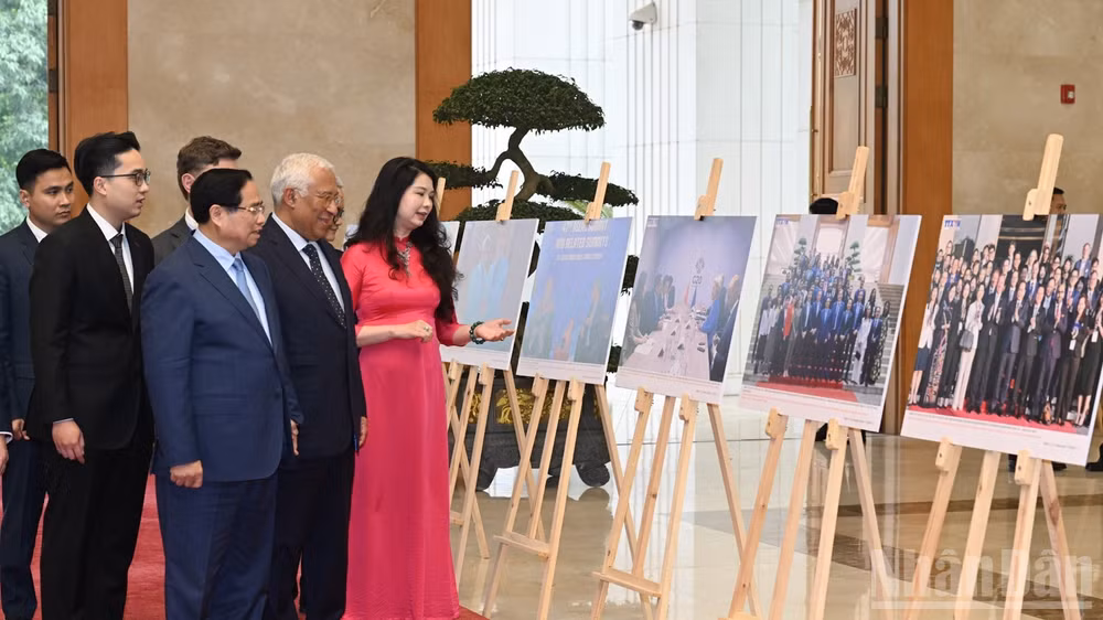 Thủ tướng Chính phủ Phạm Minh Chính giới thiệu với Chủ tịch Hội đồng châu Âu António Costa triển lãm ảnh quan hệ Việt Nam-EU. (Ảnh: TRẦN HẢI)