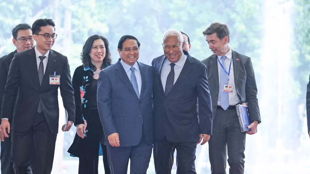 Thủ tướng Chính phủ Phạm Minh Chính nồng nhiệt chào đón Chủ tịch Hội đồng châu Âu António Costa tại sảnh Trụ sở Chính phủ. (Ảnh: TRẦN HẢI)