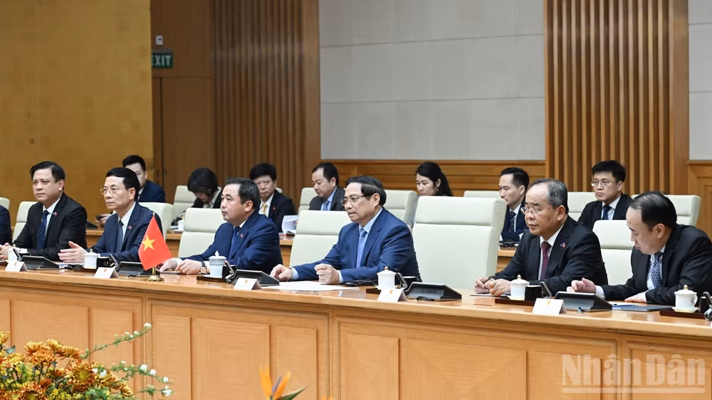 Thủ tướng Phạm Minh Chính và lãnh đạo các bộ, ban, ngành Trung ương phía Việt Nam tại cuộc hội kiến. (Ảnh: TRẦN HẢI)