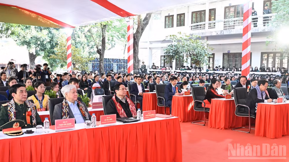 Thủ tướng Chính phủ Phạm Minh Chính, các đồng chí lãnh đạo, đại biểu tham lễ khởi công. (Ảnh: Trần Hải)