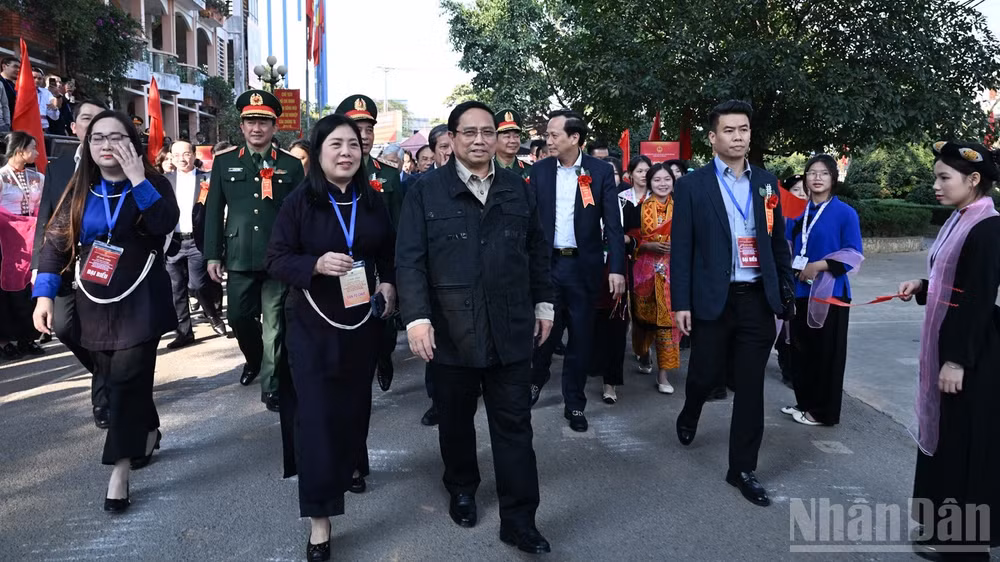 Thủ tướng Chính phủ Phạm Minh Chính tới dự lễ khởi công các Trường chuyên biệt được tổ chức tại điểm cầu chính Trường Phổ thông Vùng cao Việt Bắc, tỉnh Thái Nguyên. (Ảnh: Trần Hải)